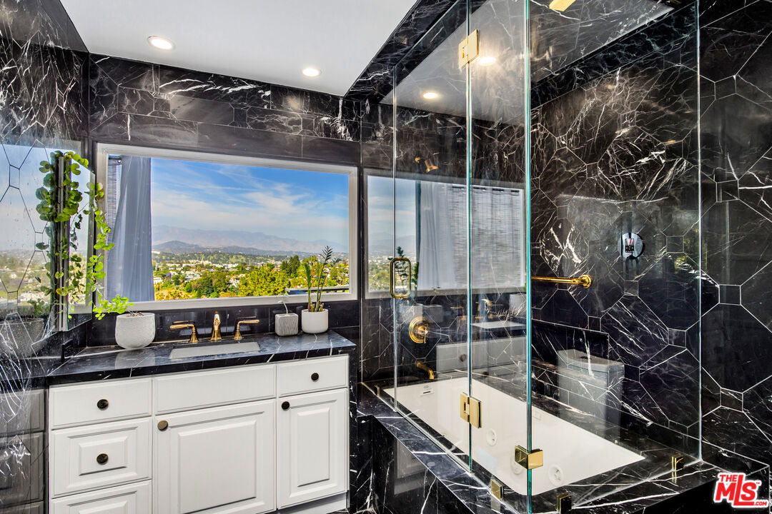 2330 Ronda Vista Dr