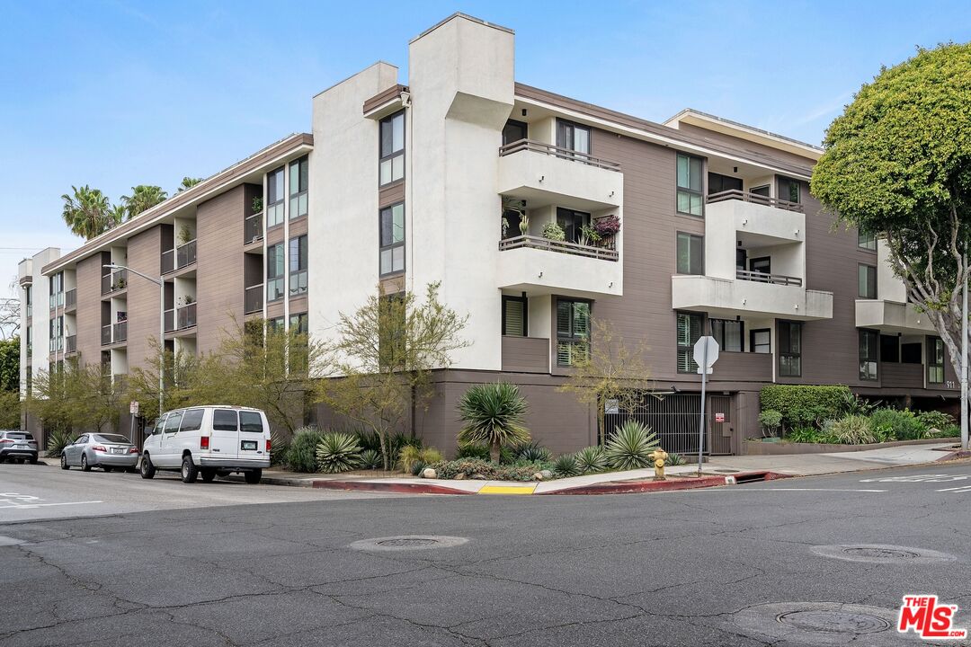 911 N Kings Rd Unit: 103