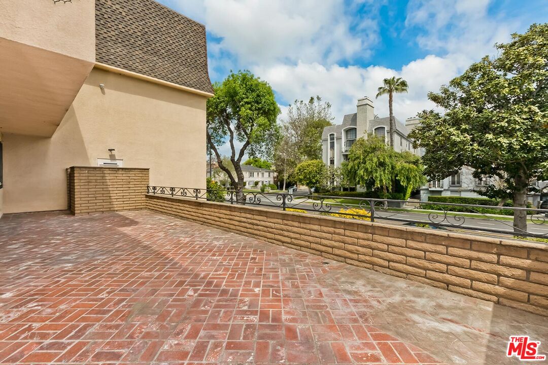 1201 S Roxbury Dr Unit: 107