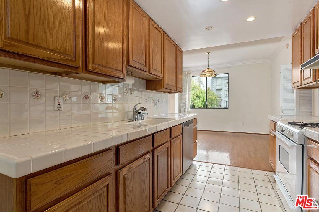 1201 S Roxbury Dr Unit: 107