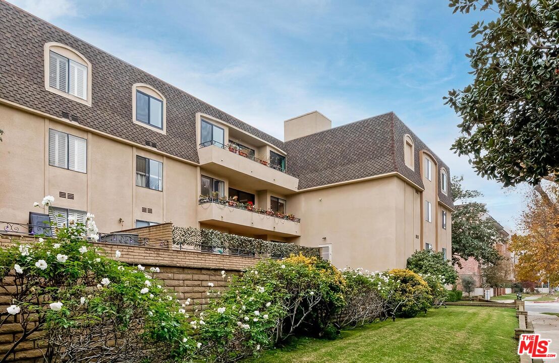 1201 S Roxbury Dr Unit: 107