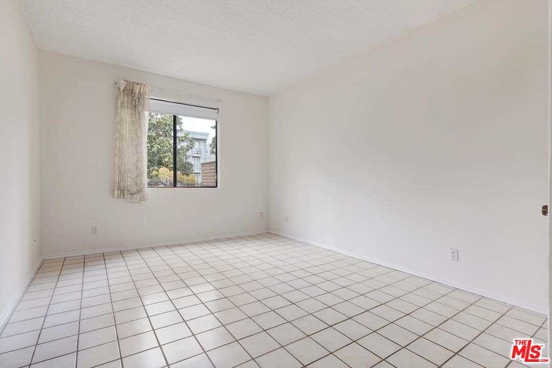 1201 S Roxbury Dr Unit: 107