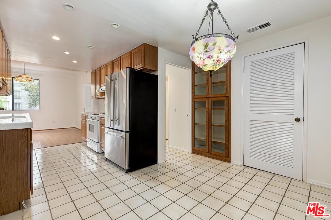 1201 S Roxbury Dr Unit: 107