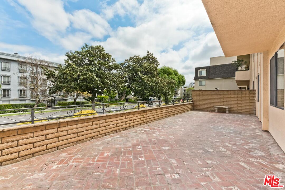 1201 S Roxbury Dr Unit: 107