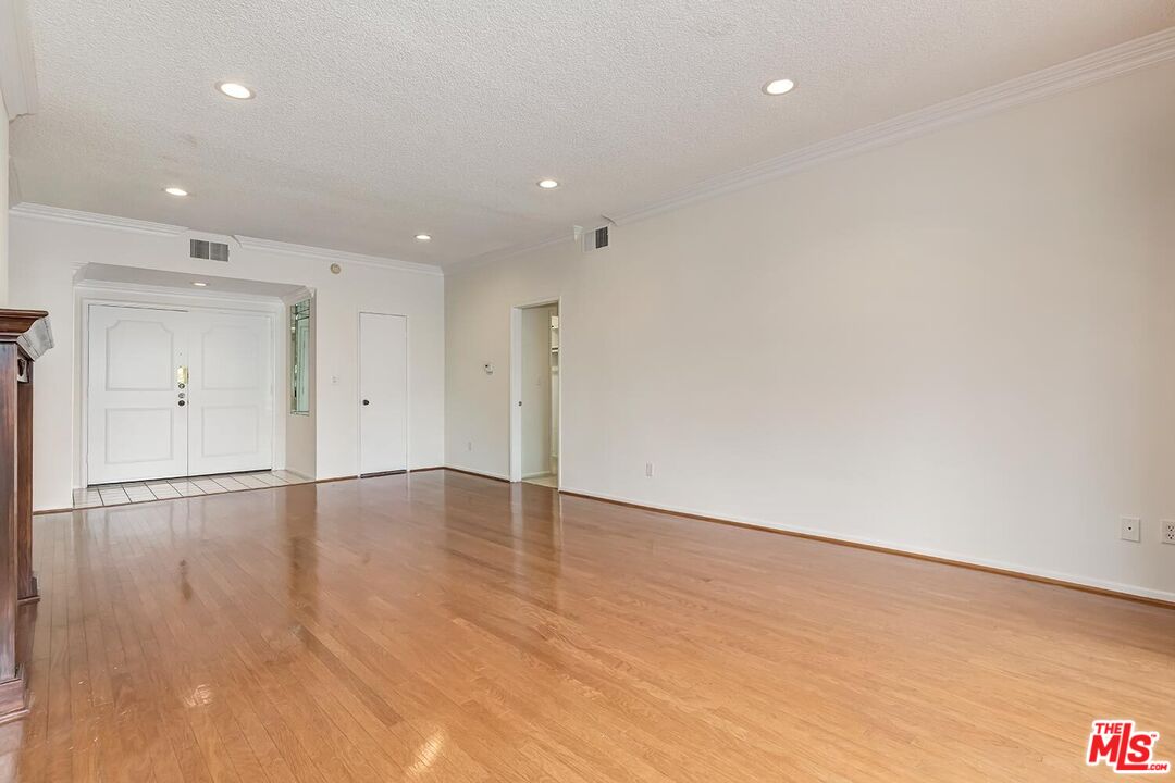 1201 S Roxbury Dr Unit: 107