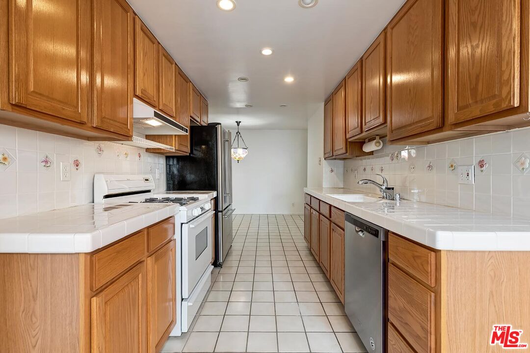 1201 S Roxbury Dr Unit: 107