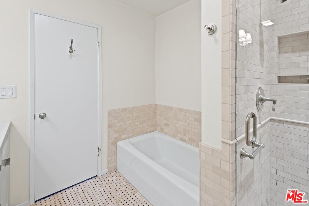 853 S Le Doux Rd Unit: 104