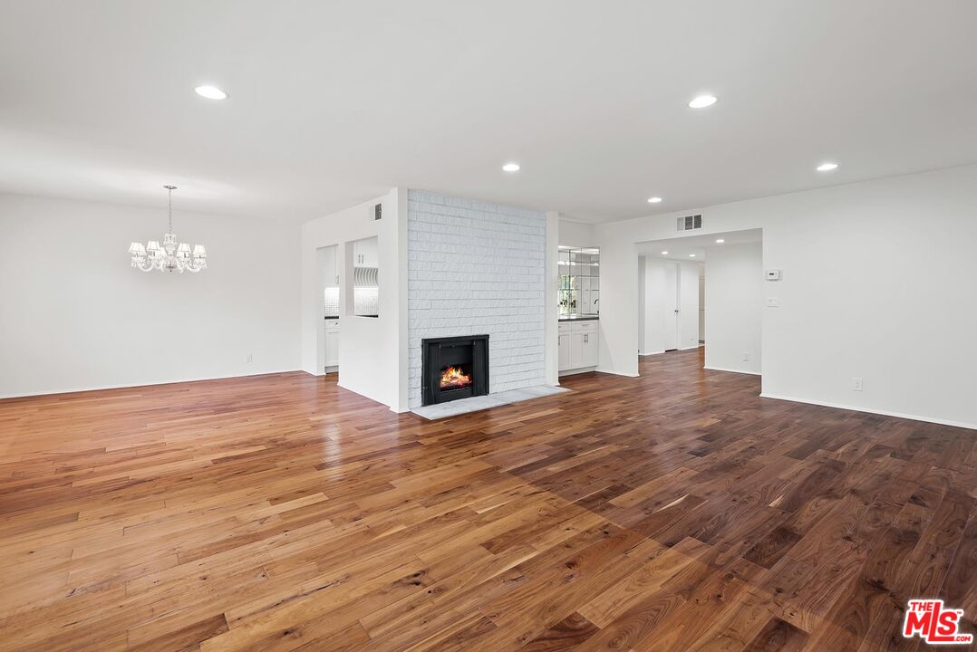 853 S Le Doux Rd Unit: 104