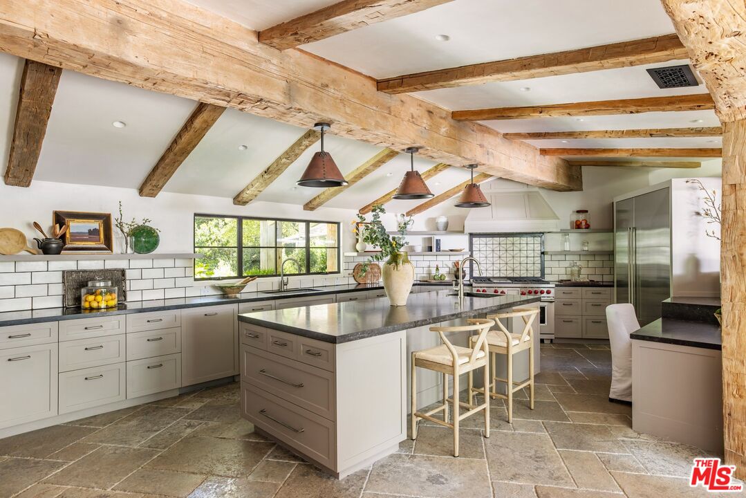 3099 Mandeville Canyon Rd