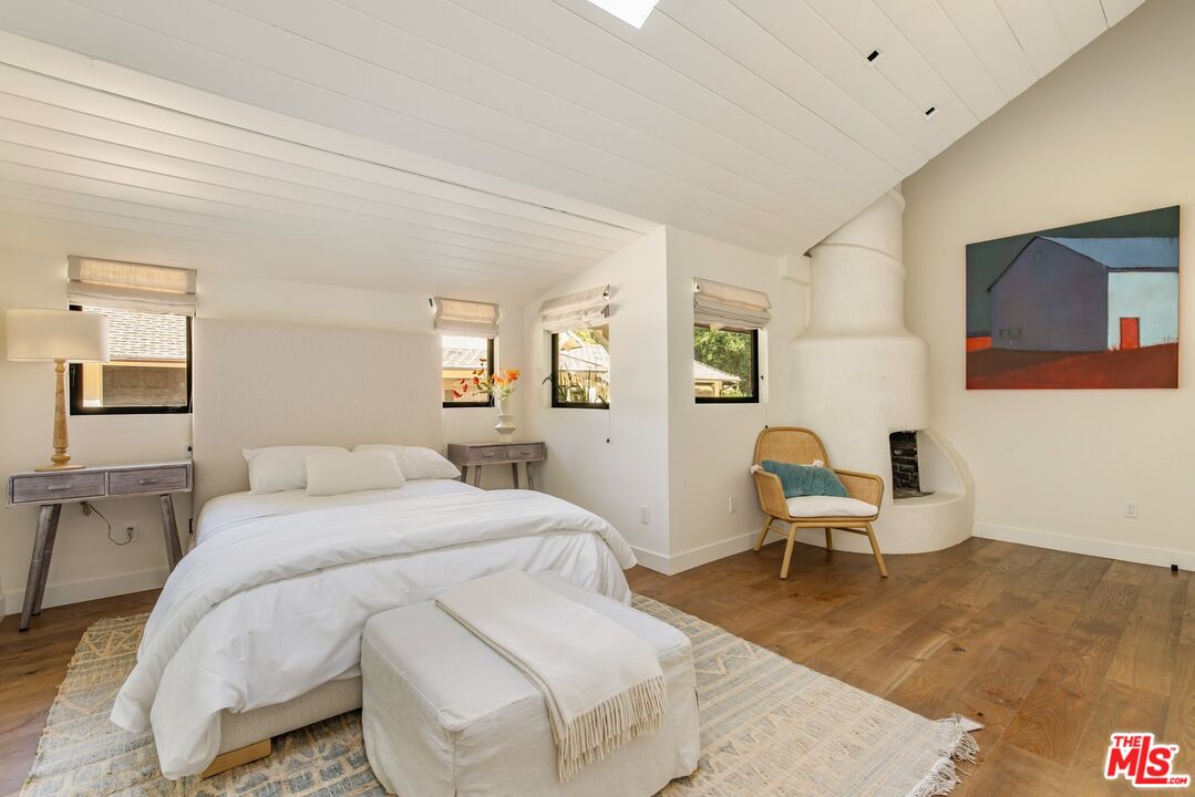 3099 Mandeville Canyon Rd