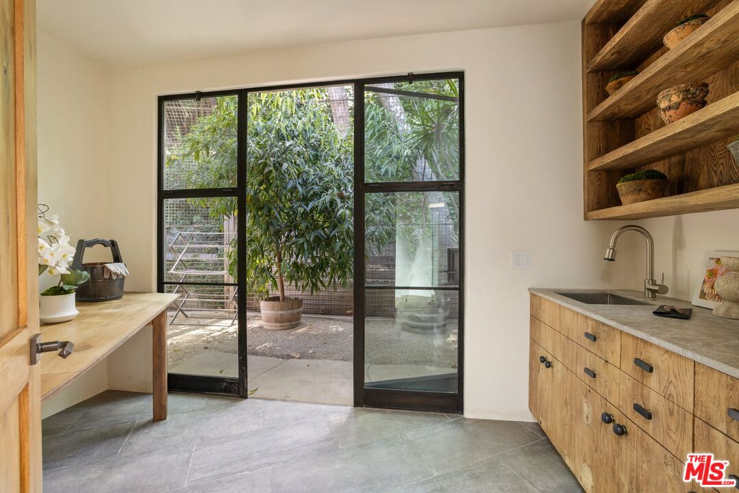 3099 Mandeville Canyon Rd
