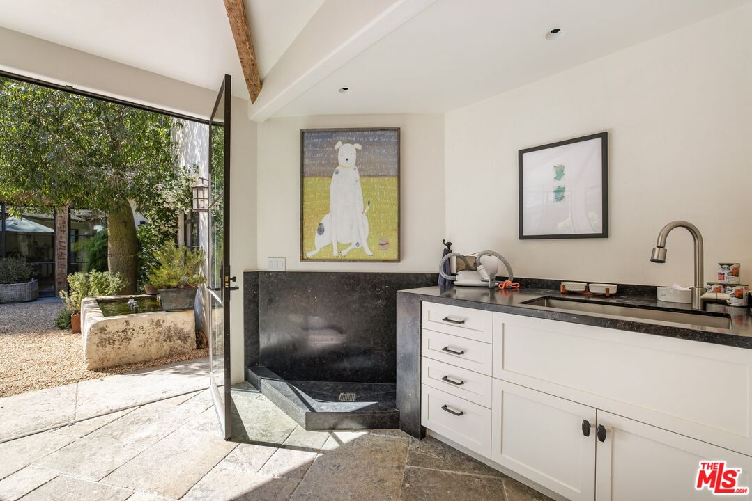 3099 Mandeville Canyon Rd