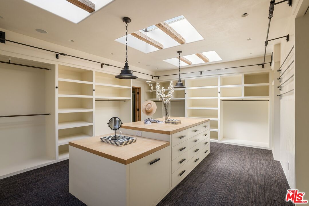 3099 Mandeville Canyon Rd