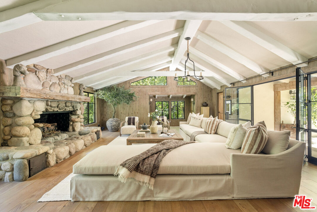 3099 Mandeville Canyon Rd