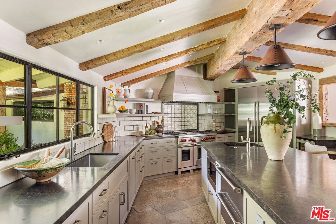 3099 Mandeville Canyon Rd