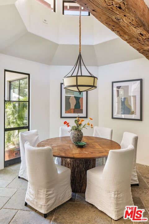 3099 Mandeville Canyon Rd