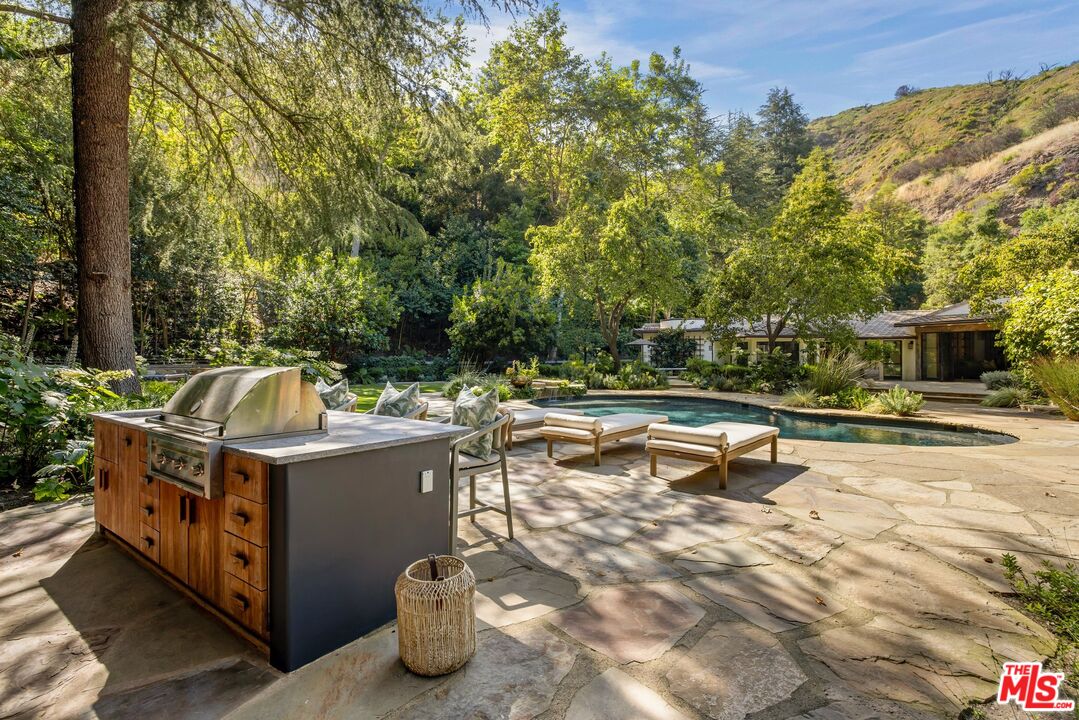 3099 Mandeville Canyon Rd