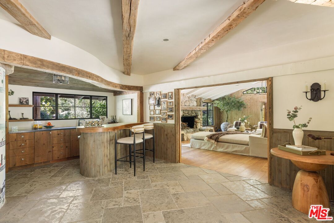 3099 Mandeville Canyon Rd