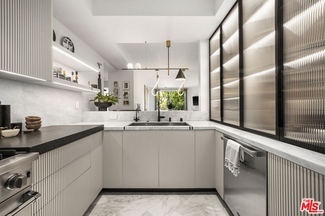 900 S Westgate Ave Unit: 201