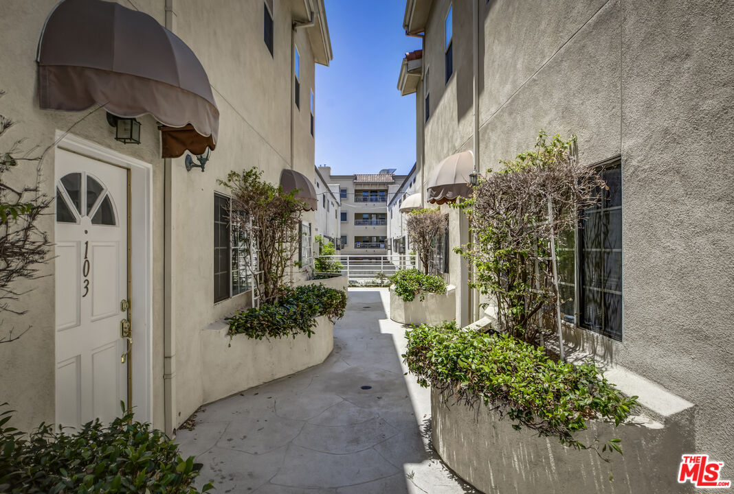 11536 Burbank Blvd Unit: 103