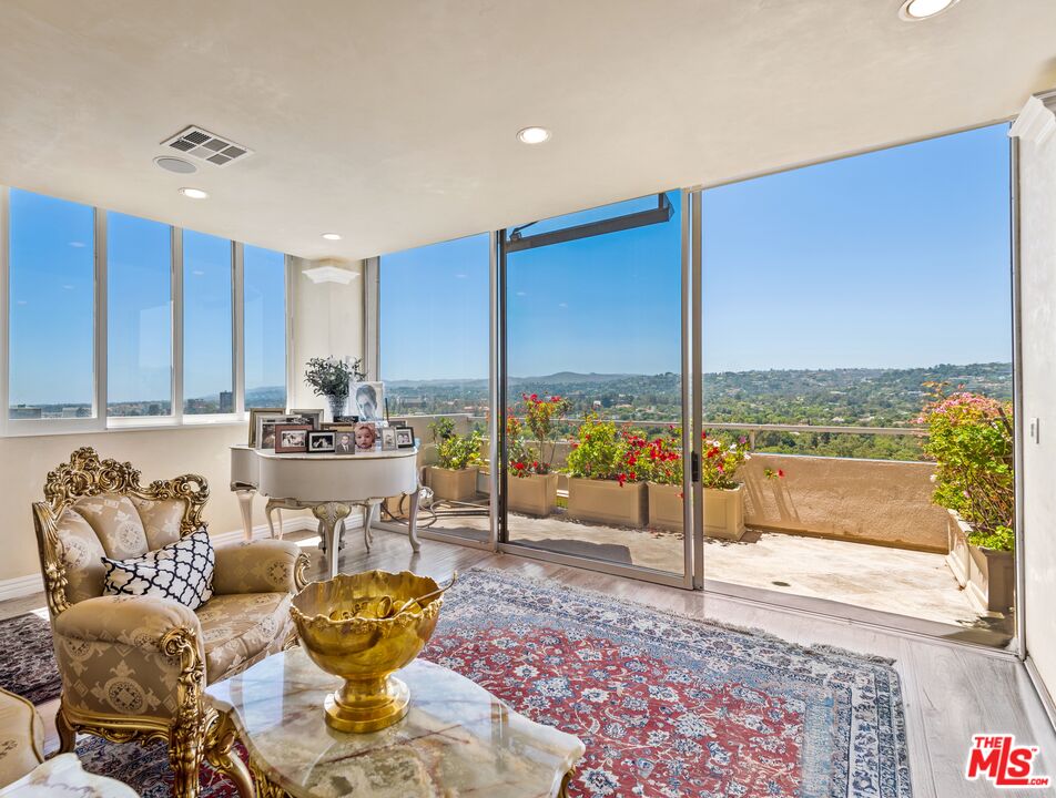 865 Comstock Ave Unit: PHD