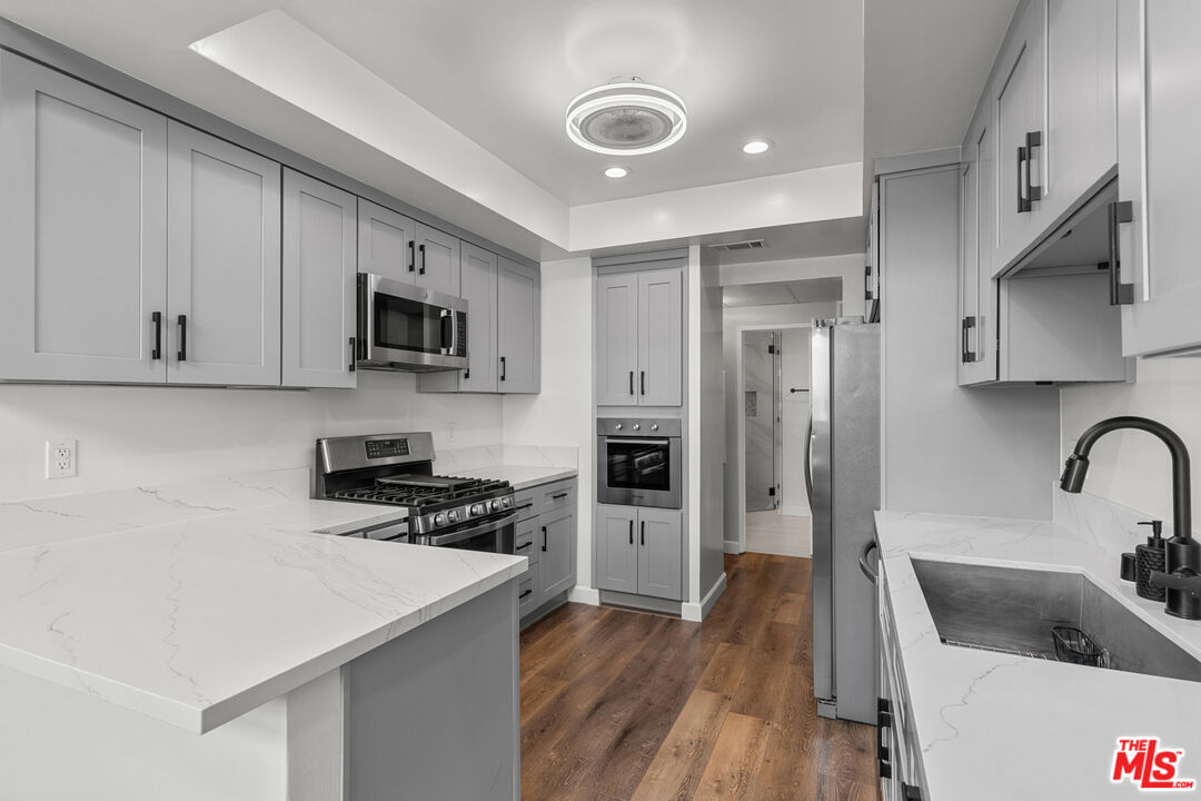 5310 Zelzah Ave Unit: 302