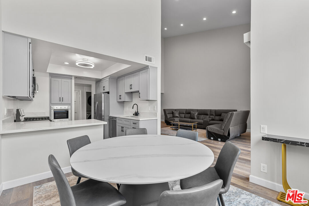 5310 Zelzah Ave Unit: 302