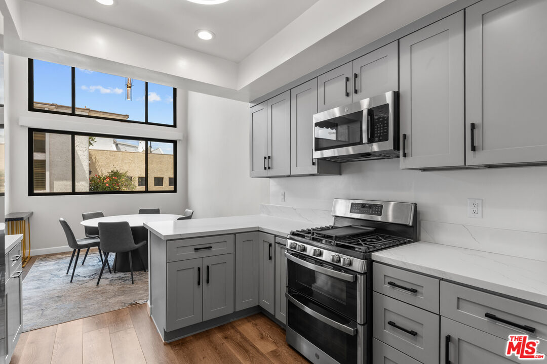 5310 Zelzah Ave Unit: 302