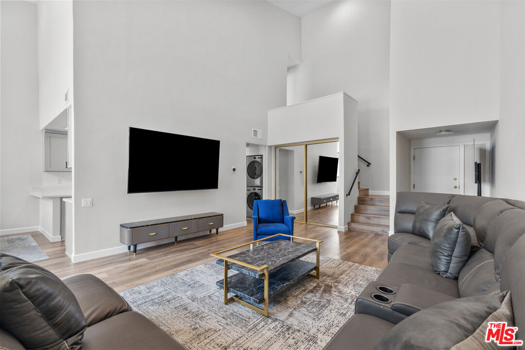 5310 Zelzah Ave Unit: 302