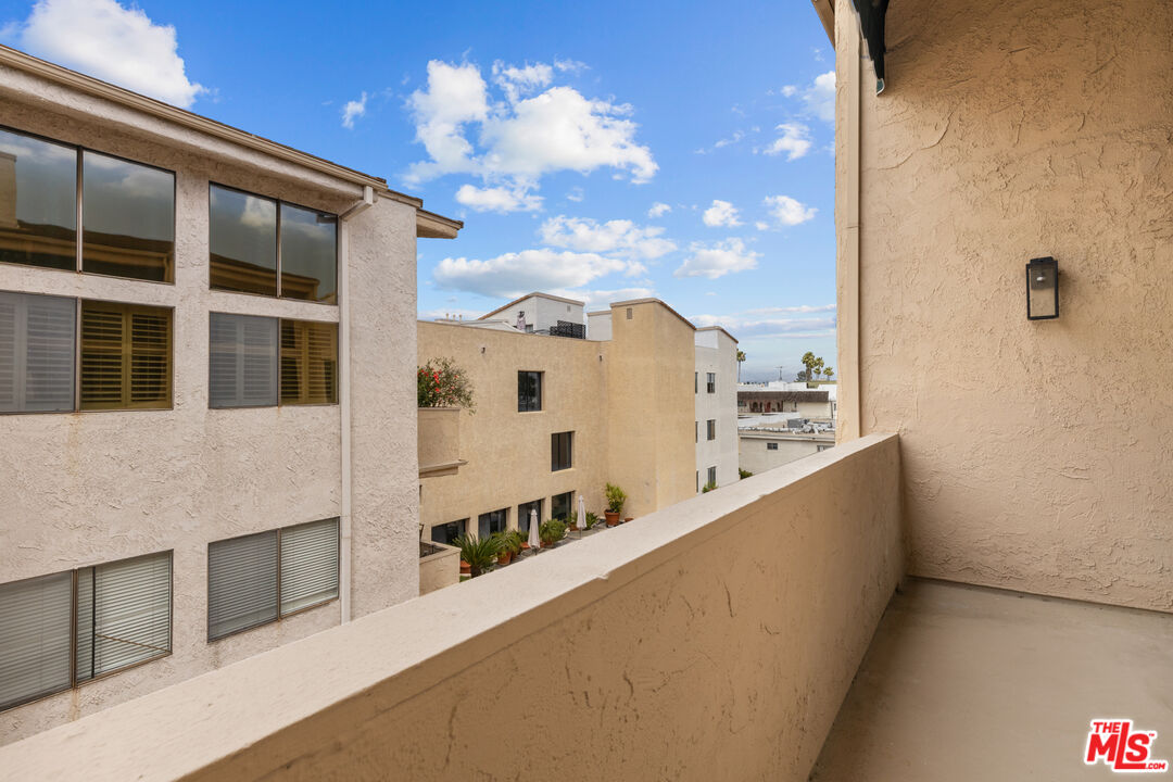 5310 Zelzah Ave Unit: 302