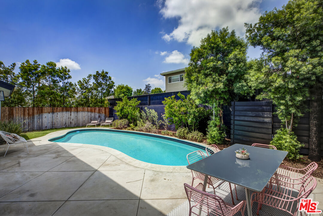13123 Magnolia Blvd