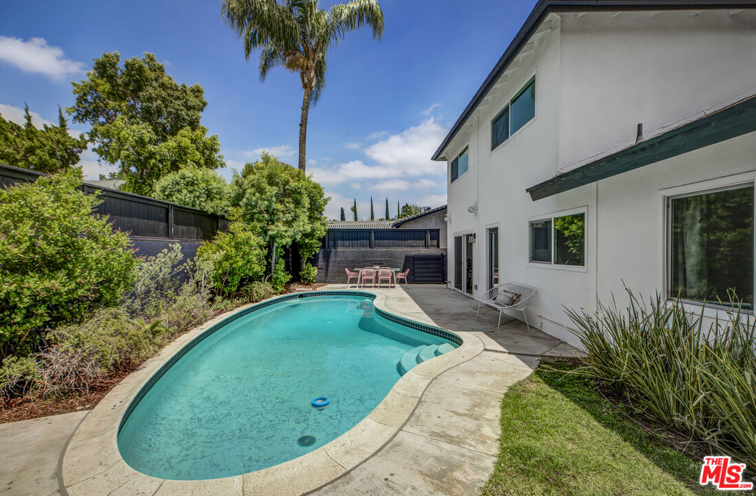 13123 Magnolia Blvd