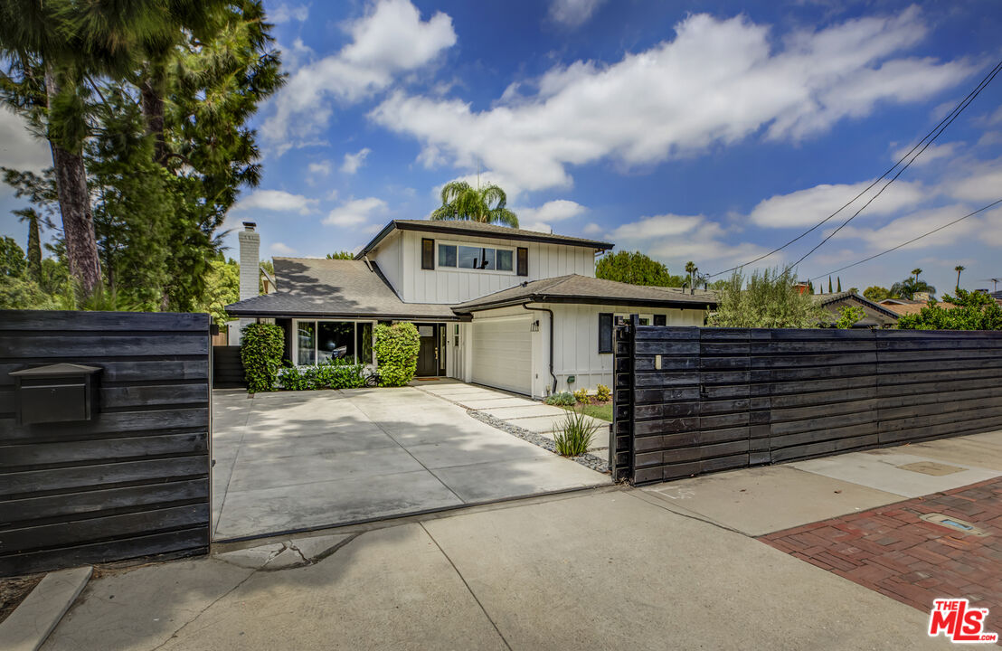 13123 Magnolia Blvd