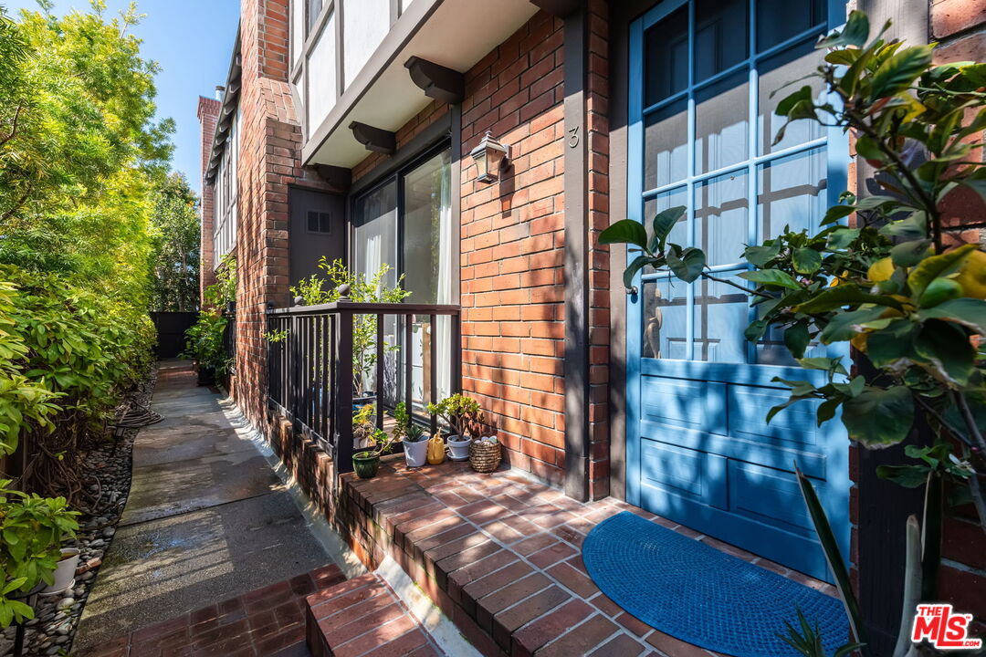 713 9th St Unit: 3