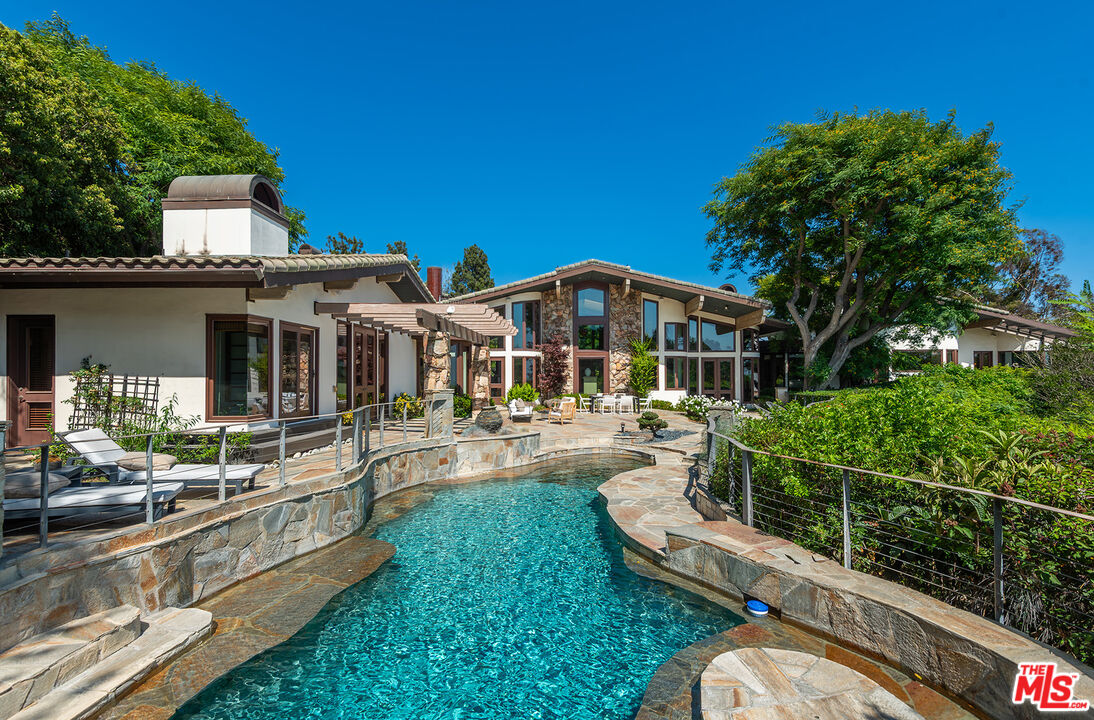 1160 Shadow Hill Way