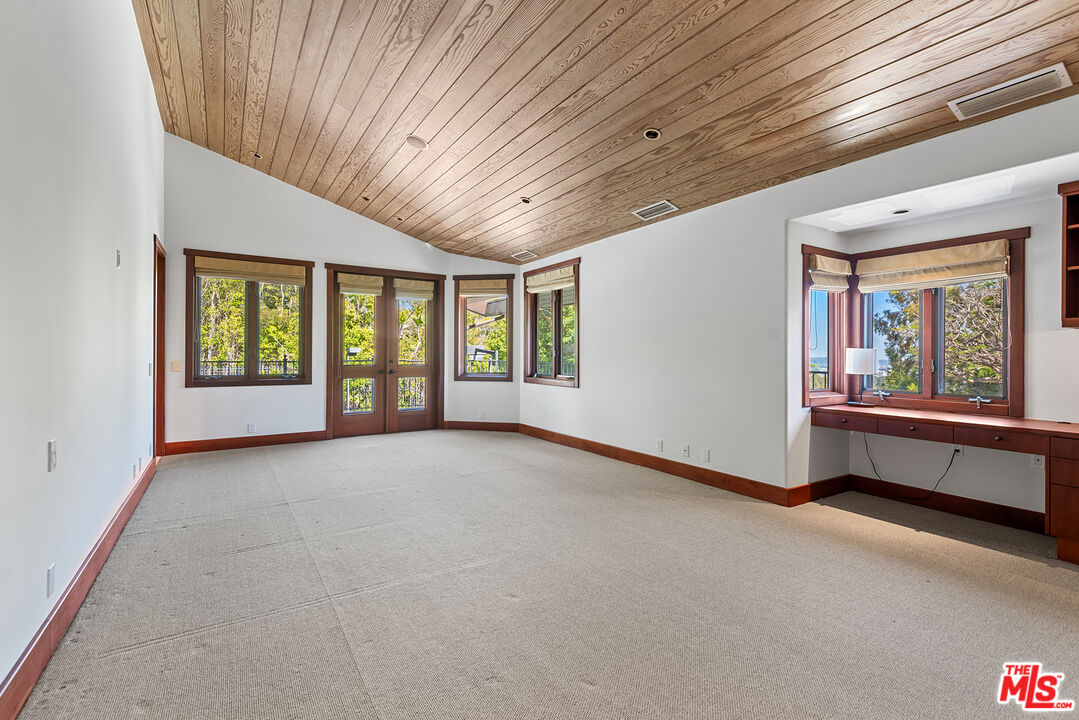 1160 Shadow Hill Way