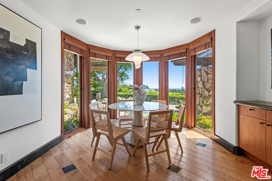 1160 Shadow Hill Way