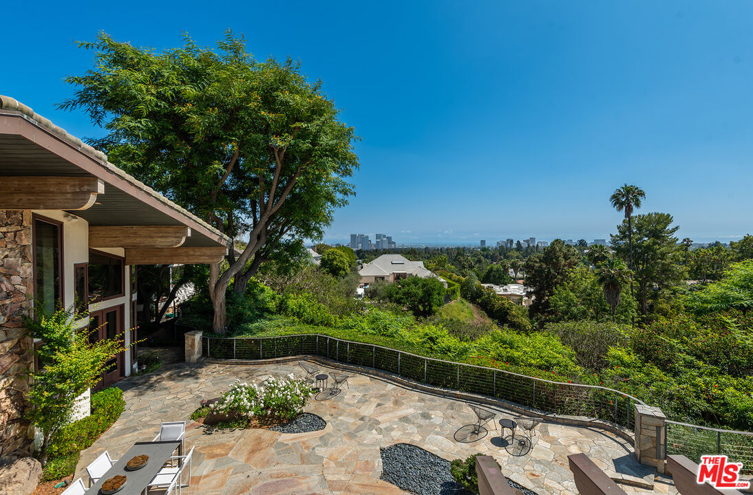 1160 Shadow Hill Way