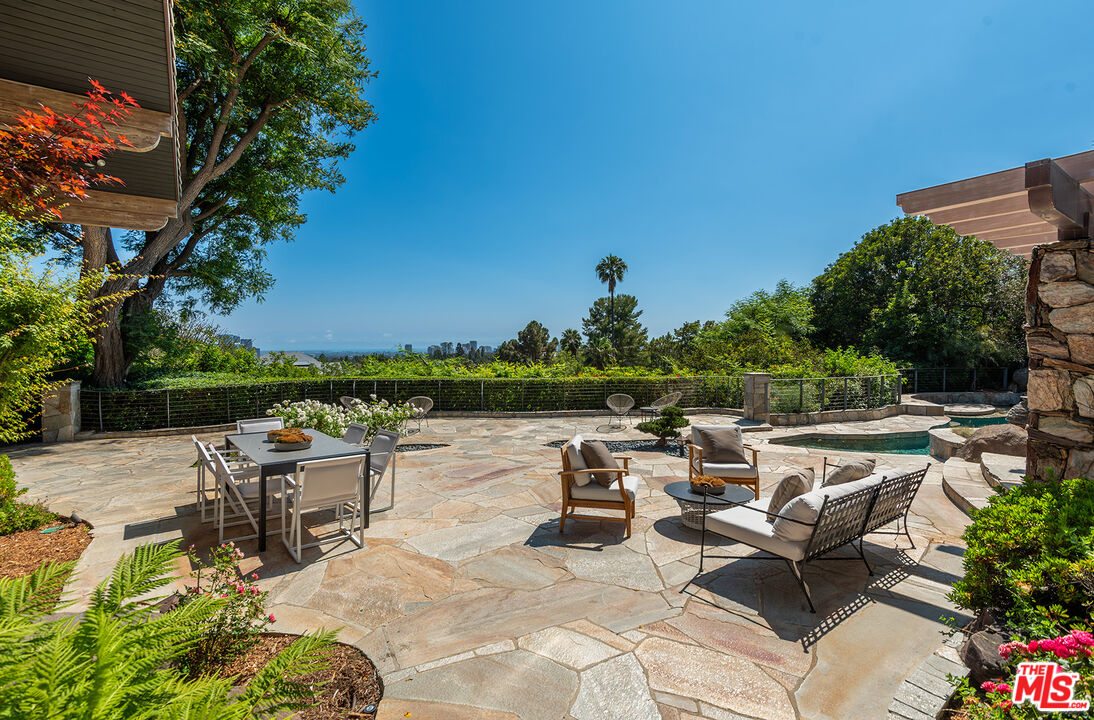 1160 Shadow Hill Way