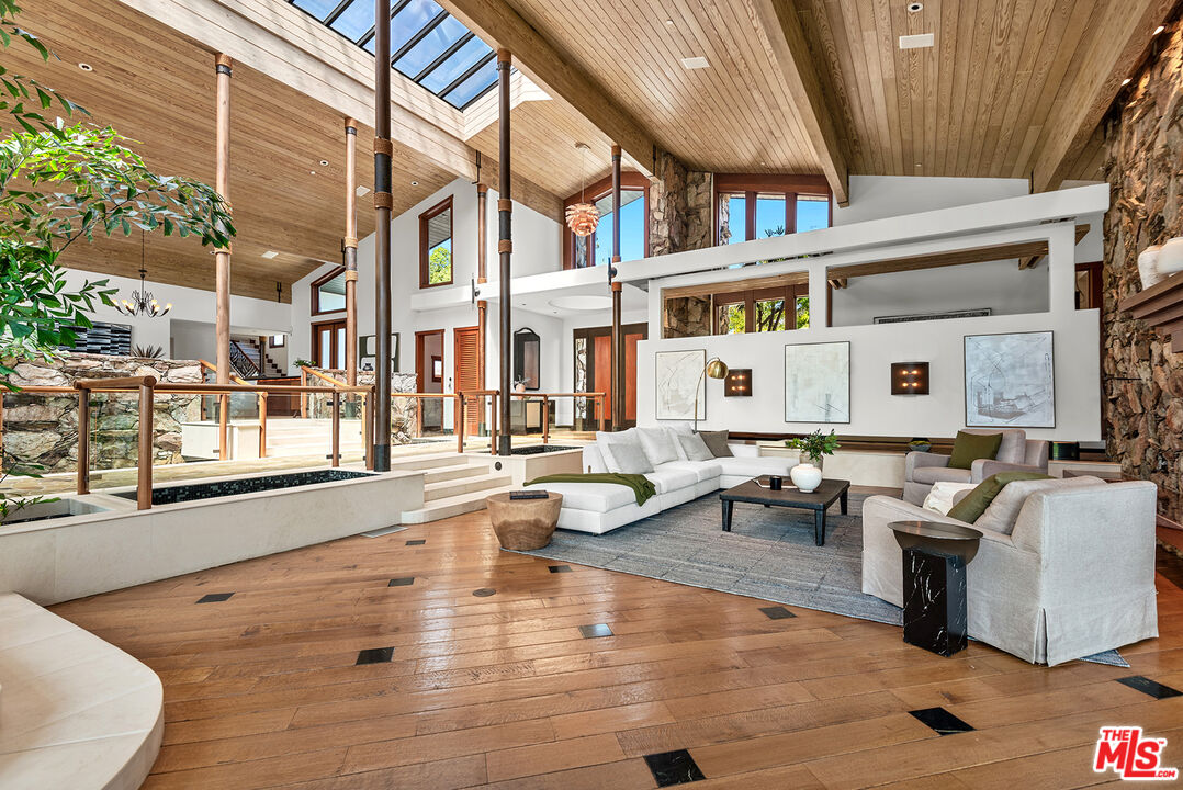1160 Shadow Hill Way