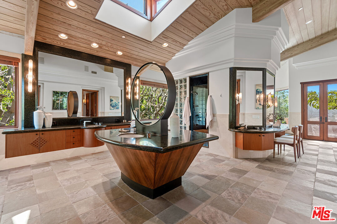 1160 Shadow Hill Way