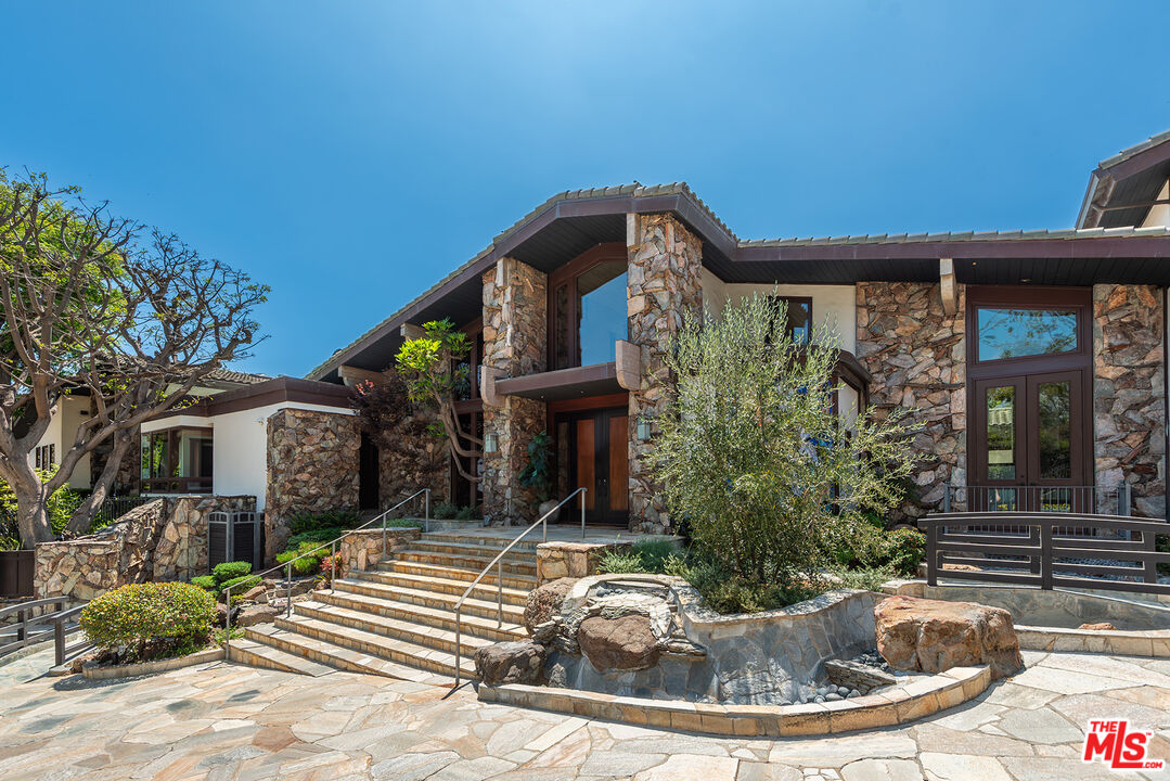 1160 Shadow Hill Way
