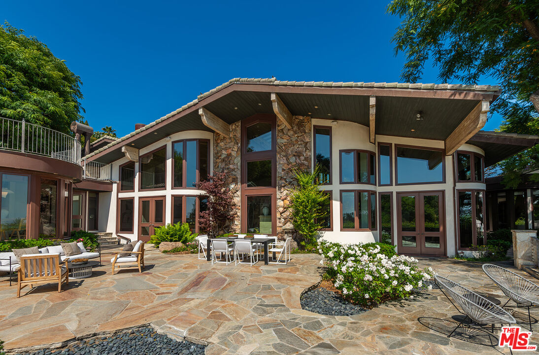 1160 Shadow Hill Way