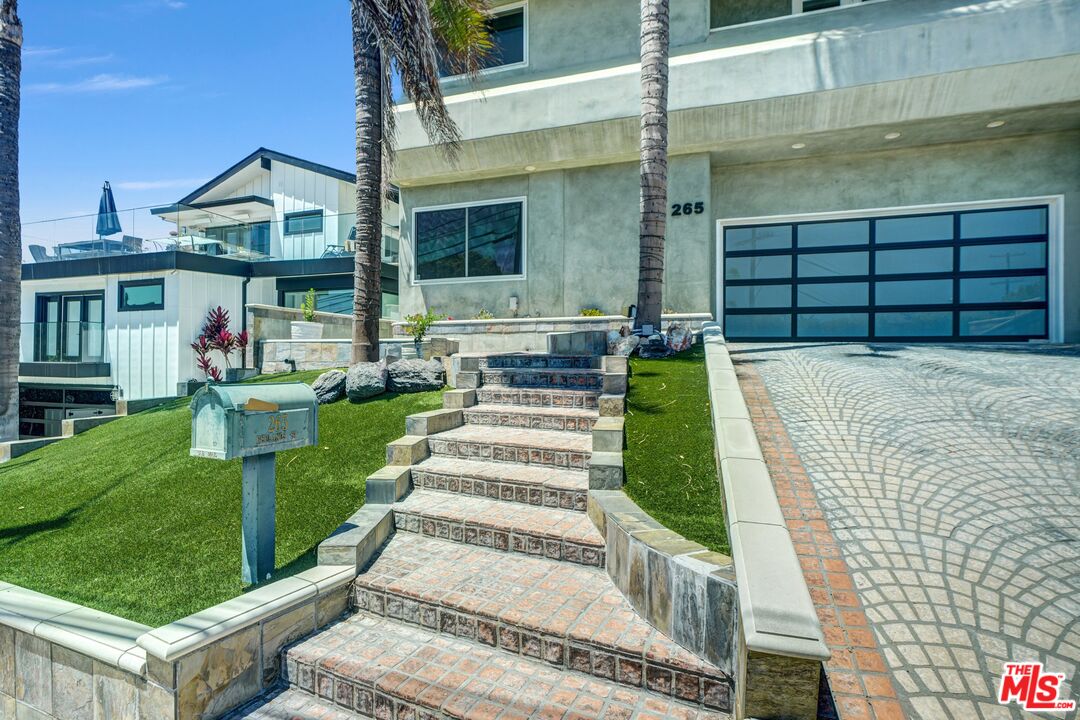 265 Redlands St