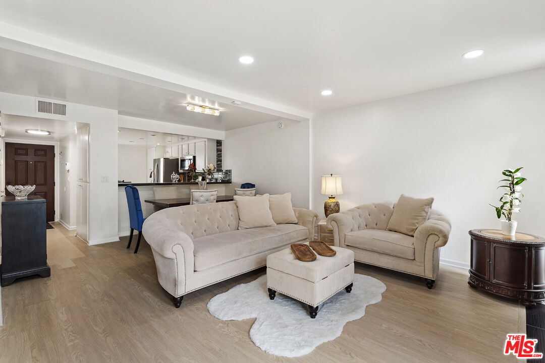 5720 Owensmouth Ave Unit: 152