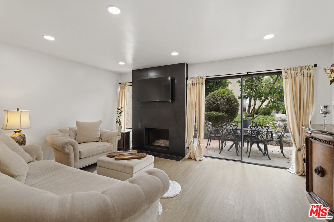 5720 Owensmouth Ave Unit: 152