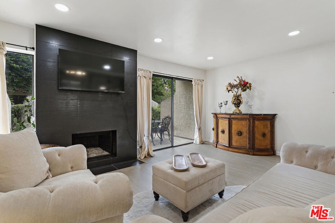 5720 Owensmouth Ave Unit: 152