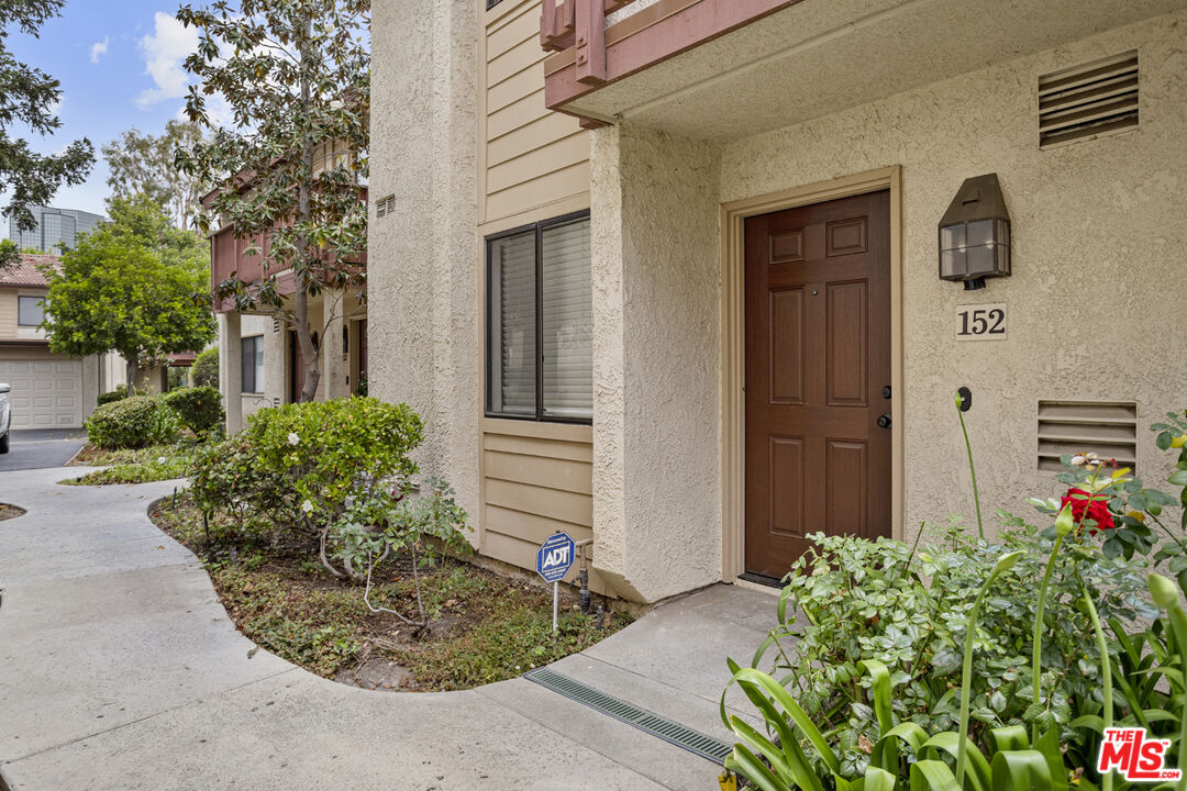 5720 Owensmouth Ave Unit: 152
