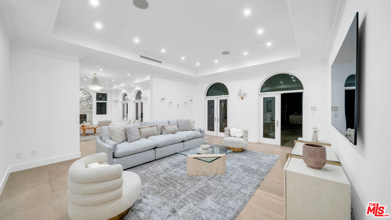1447 San Ysidro Dr
