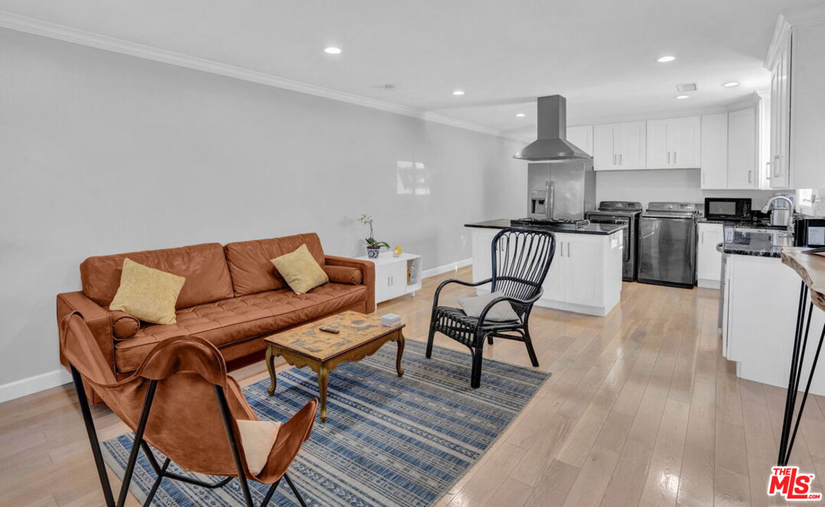 1946 W 39th St Unit: 1948